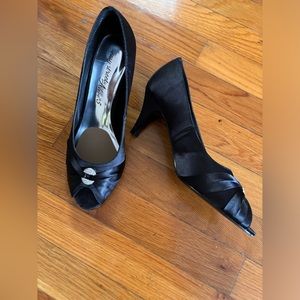 Easy street alive 5 peep toe dressy shoe